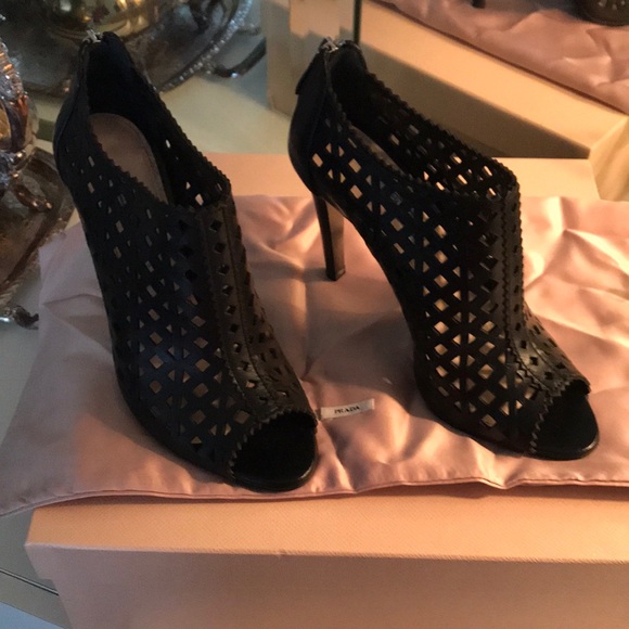 BEAUTIFUL PRADA CUT OUT BOOTIES. - Picture 7 of 8